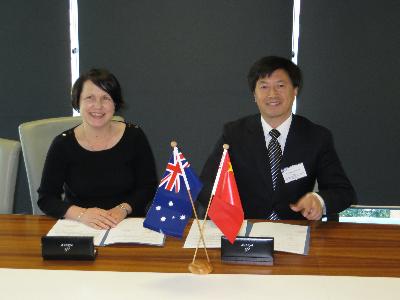 IHBI所长Patsy Yates女士与十大滚球体育app官网院长刘昌胜在协议签署现场