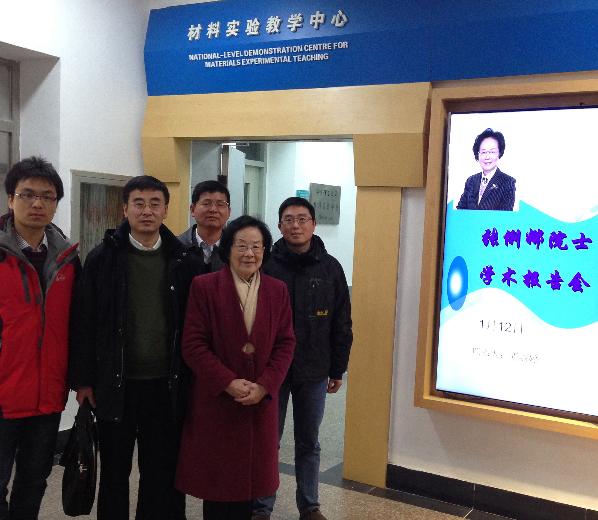 访问期间与十大滚球体育app官网教师合影